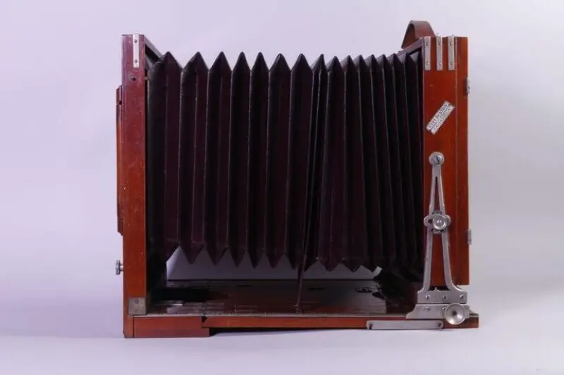 Camera: Camera belonging to theatre photographer Douglas H. Jeffery — تصویر رکورد موزهٔ ویکتوریا و آلبرت