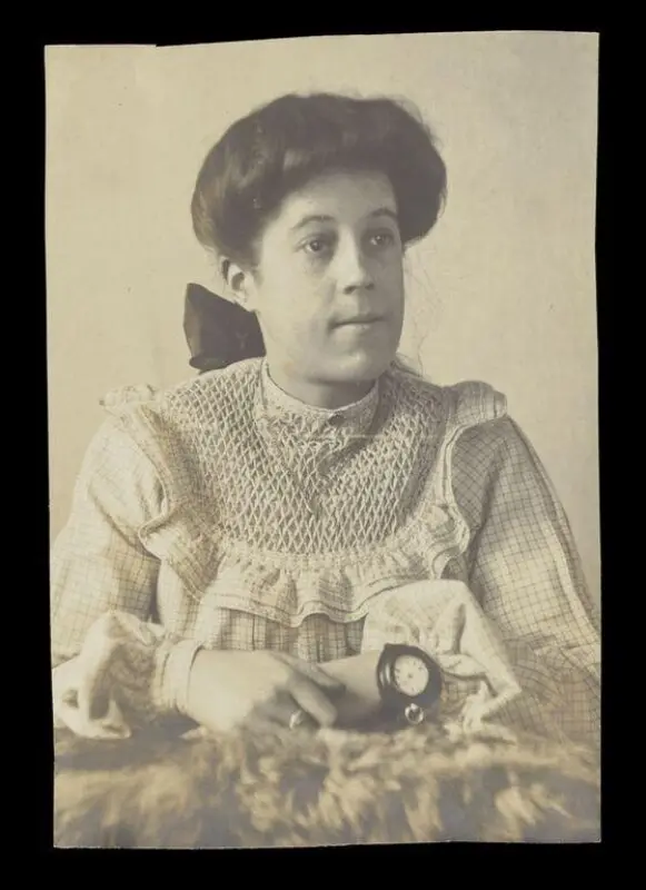 Photograph: Portrait of a woman wearing a wrist watch — تصویر رکورد موزهٔ ویکتوریا و آلبرت