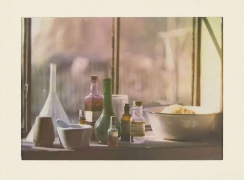 Photograph: Bottles on a windowsill — تصویر رکورد موزهٔ ویکتوریا و آلبرت