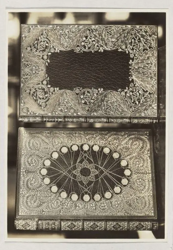 Photograph: Tooled Leather Volumes — تصویر رکورد موزهٔ ویکتوریا و آلبرت