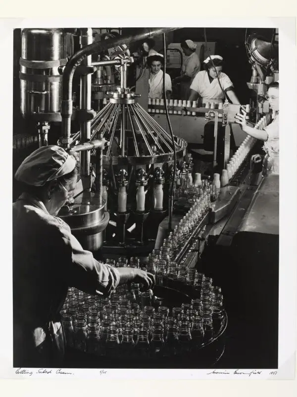 Photograph: Bottling Salad Cream — تصویر رکورد موزهٔ ویکتوریا و آلبرت