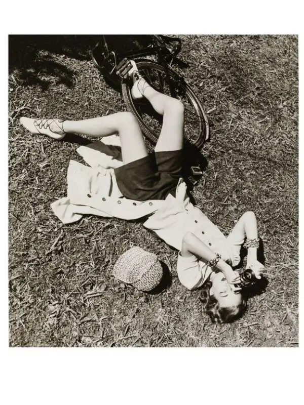 Photograph: Girl with Camera Lying on Grass — تصویر رکورد موزهٔ ویکتوریا و آلبرت
