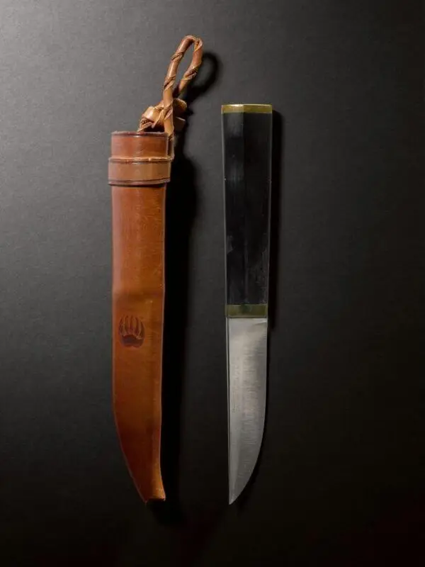 Knife in a sheath: Puuko — تصویر رکورد موزهٔ ویکتوریا و آلبرت