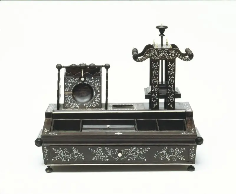 Inkstand: Ink- and watch-stand — تصویر رکورد موزهٔ ویکتوریا و آلبرت