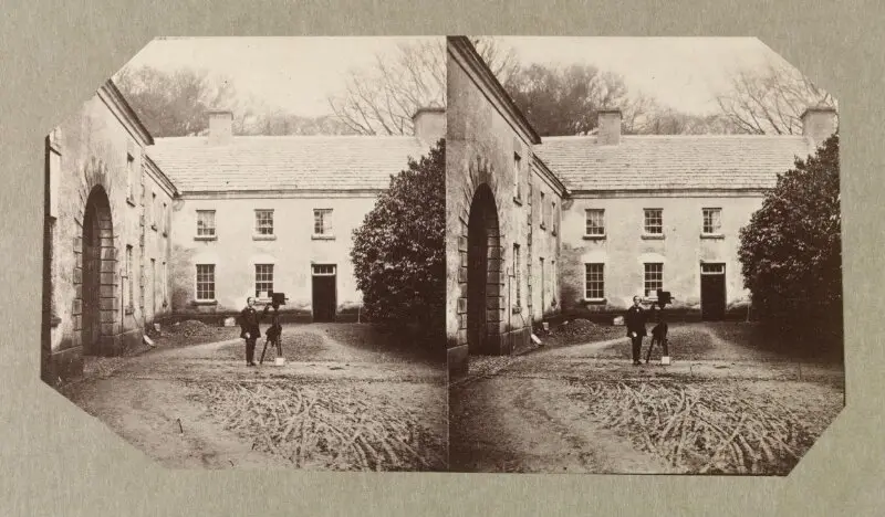 Photograph: West Wing of Dundrum House with unidentified man with camera on tripod — تصویر رکورد موزهٔ ویکتوریا و آلبرت