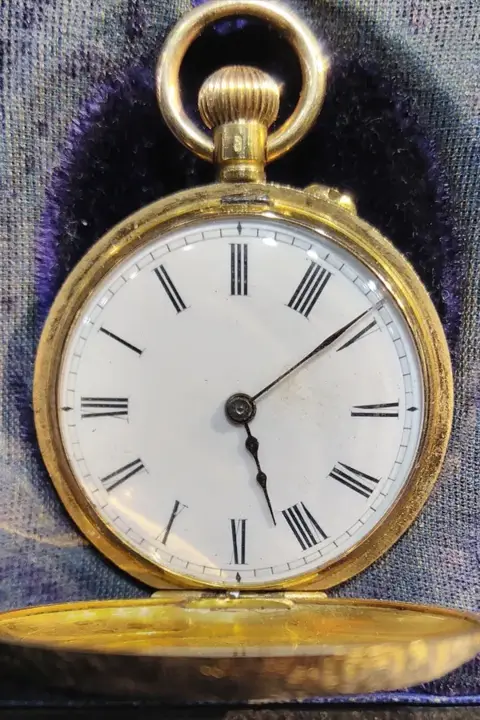 Lady’s Half Hunter Pocket Watch – C1900 — عکس ۲ از رکورد آرشیو WatchMuseum