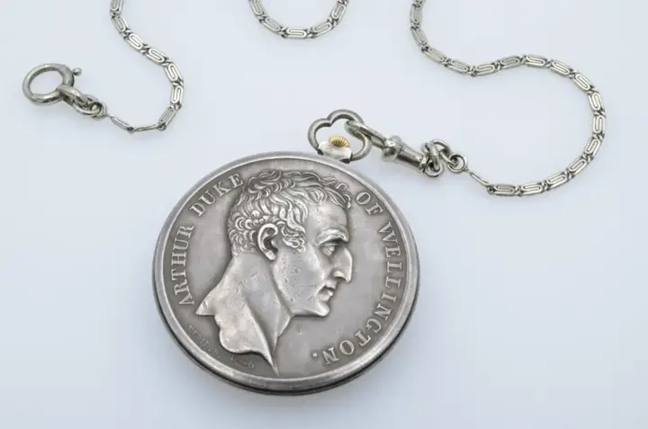 Duke of Wellington Medal Pocket Watch Silver with Chain – 1930 — عکس ۵ از رکورد آرشیو WatchMuseum