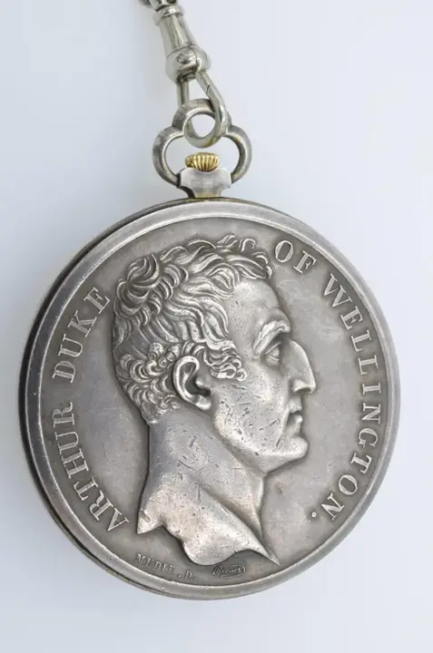 Duke of Wellington Medal Pocket Watch Silver with Chain – 1930 — عکس ۶ از رکورد آرشیو WatchMuseum