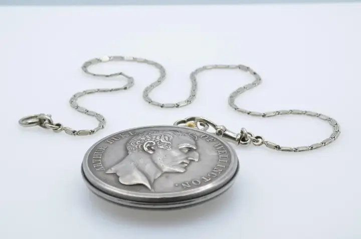 Duke of Wellington Medal Pocket Watch Silver with Chain – 1930 — عکس ۷ از رکورد آرشیو WatchMuseum