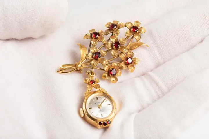 Vintage Roundabout 9 CT Gold Watch Floral Brooch – 1968 — عکس ۴ از رکورد آرشیو WatchMuseum