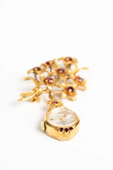 Vintage Roundabout 9 CT Gold Watch Floral Brooch – 1968 — عکس ۷ از رکورد آرشیو WatchMuseum